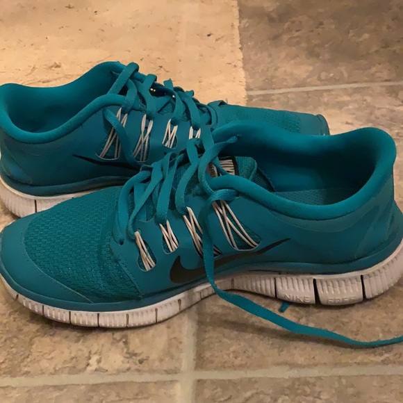 Women’s Nike free tennis shoes - Picture 3 of 3